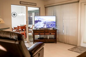 Smart TV, video games, DVD player, video library -  SNewly remodeled 3 bedroom 2 bath private pool home and hot tub close to beach (Englewood)