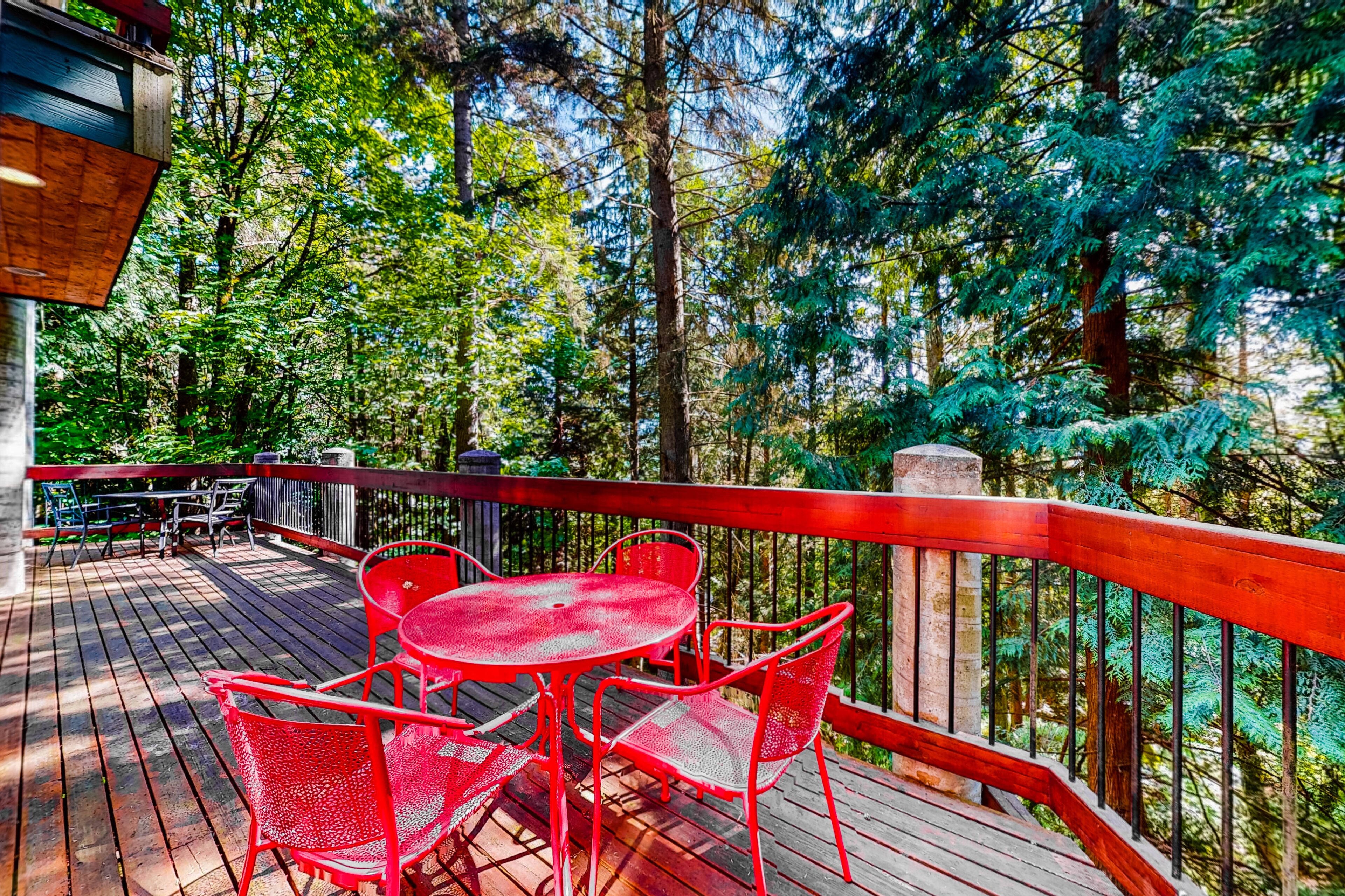 Dog-friendly woodland home with 2 decks, golf course, tennis & marina