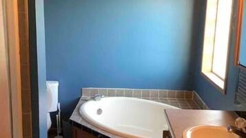 Dutxa, assecador de cabells, tovalloles i sabó