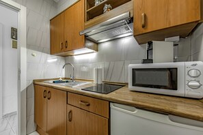 Kühlschrank, Mikrowelle, Wasserkocher mit Kaffee-/Teezubehör