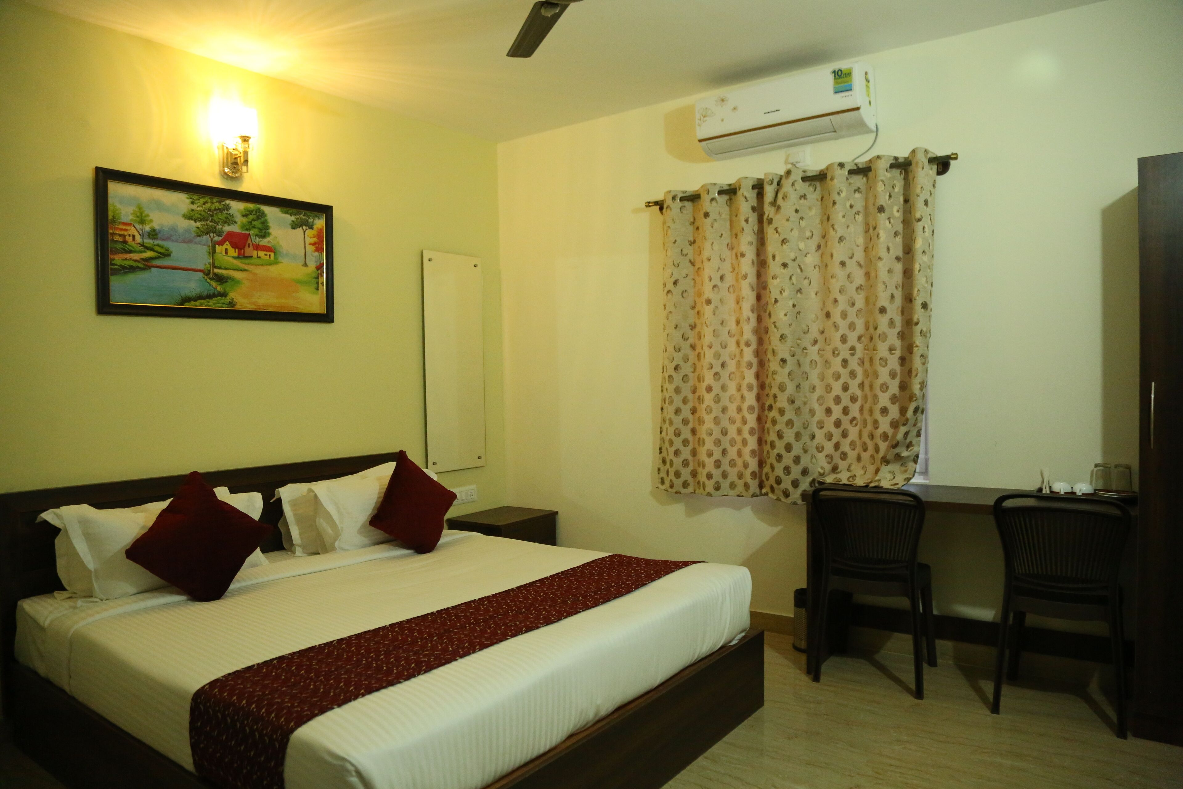 Dobbeltrom – standard | Skrivebord, skrivebord for bærbar PC og blendingsgardiner