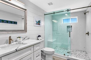 Ensemble douche/baignoire, sèche-cheveux, serviettes fournies