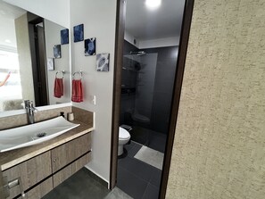 Haartrockner, Handtücher, Toilettenpapier