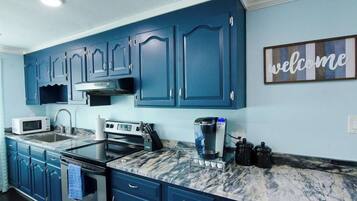 Jääkaappi, mikroaaltouuni, liesi, leivänpaahdin