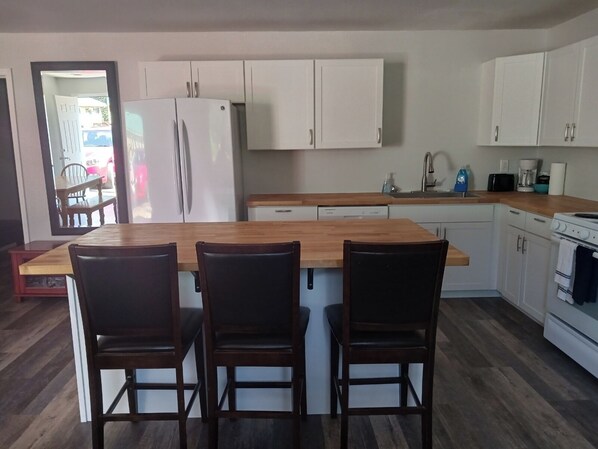 Fridge, microwave, oven, stovetop - Cottage at the Lake Quinault Inn, 5 min from the Lake! (Amanda Park)