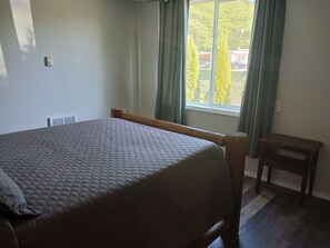 2 bedrooms, travel cot, free WiFi, bed sheets