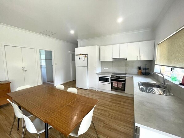 Een koelkast, een magnetron, een oven, een kookplaat