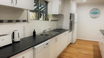 Een koelkast, een magnetron, een oven, een kookplaat