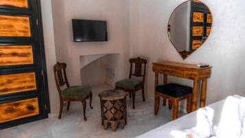 Caja de seguridad en la habitación y escritorio