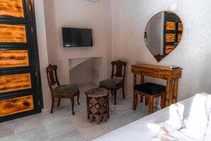 Suite with Private Hammam | Coffres-forts dans les chambres, bureau