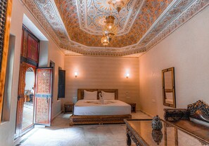 Traditional Quadruple Room | In-room safe, desk, laptop workspace, soundproofing - Riad Deluxe (Marrakech)