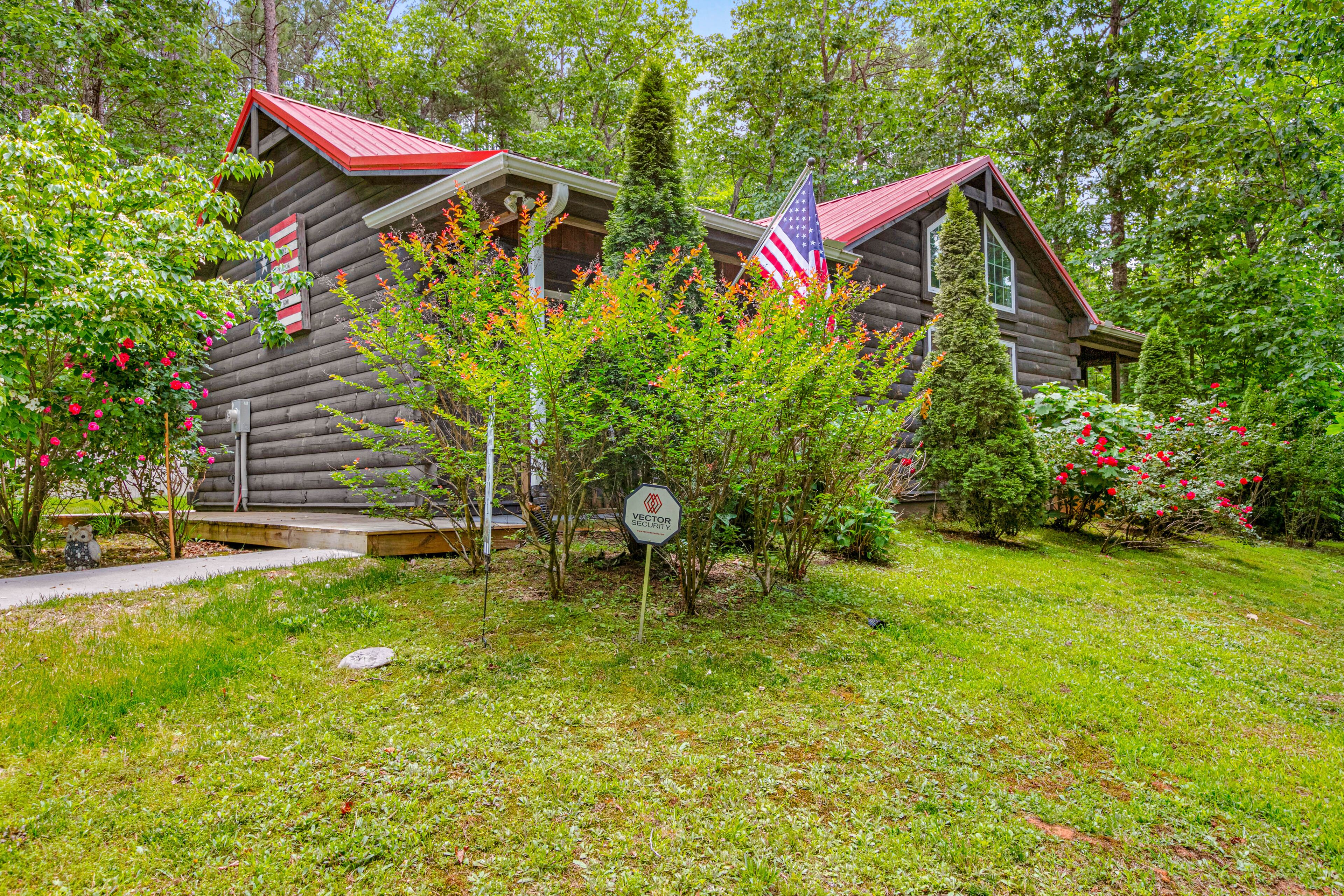 Charming cabin near outdoor rec with a grill, screened porch, fireplace, & AC