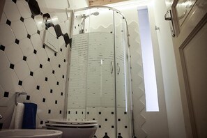 Dusche, Haartrockner, Bidet, Handtücher
