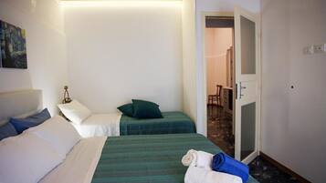 1 camera, una scrivania, ferro/asse da stiro, culla da viaggio