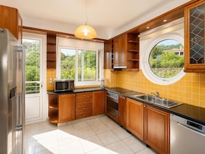 Coffee/tea maker, fridge, microwave, oven