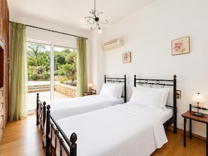 5 bedrooms, iron/ironing board, WiFi, bed sheets