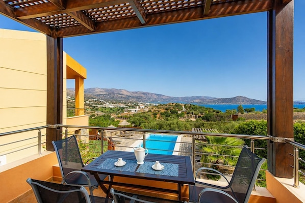 Outdoor dining - Villa Glan Y Mor - Five Bedroom Villa, Sleeps 10 (Agios Nikolaos)