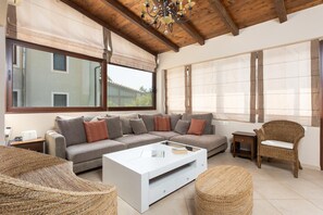 TV, fireplace - Villa Elounda Plaka - Three Bedroom Villa, Sleeps 8 (Plaka)