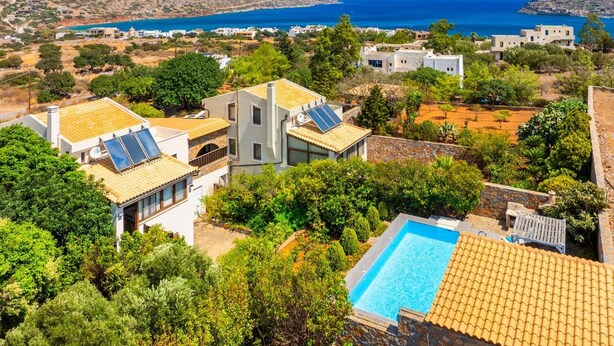 A residential area with houses, a swimming pool, and a view of the sea. - Villa Elounda Plaka - Three Bedroom Villa, Sleeps 6 (Plaka)