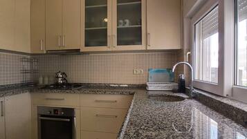 Jääkaappi, mikroaaltouuni, uuni, liesi