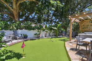 Outdoor dining - Amazing Crescent Lake Home -- Lakefront and Just Blocks from Downtown St Pete (St. Petersburg)