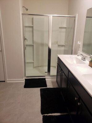 Shower, jetted tub, towels, toilet paper