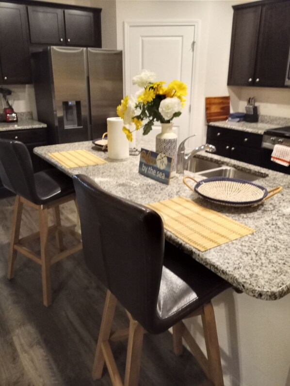 Fridge, microwave, oven, stovetop - Just mins from ocean and major attractions (LONGS)