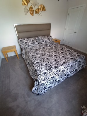 6 bedrooms, iron/ironing board, WiFi, bed sheets