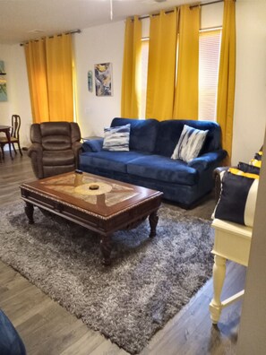 Smart TV - Just mins from ocean and major attractions (LONGS)