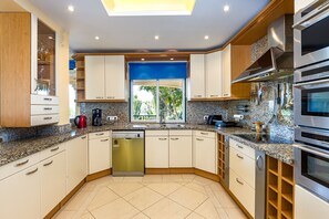 Refrigerador, microondas, horno, lavavajillas