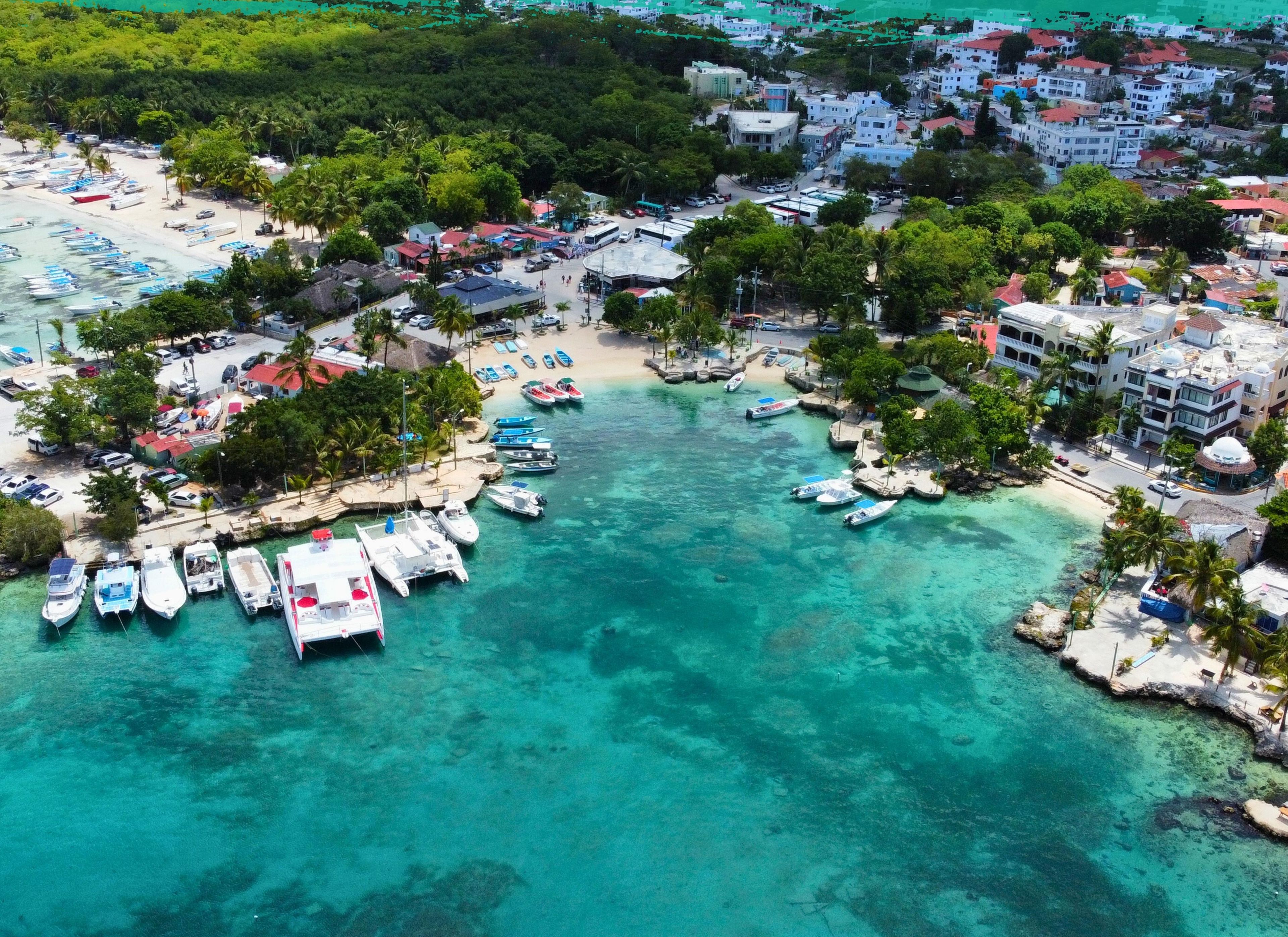 Luftaufnahme von Bayahibe mit klarem türkisblauem Wasser, einem Strand und einer Marina.