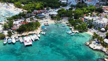 Luftaufnahme von Bayahibe mit klarem türkisblauem Wasser, einem Strand und einer Marina.