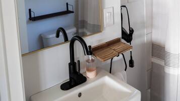 Sèche-cheveux, serviettes fournies, savon, shampoing