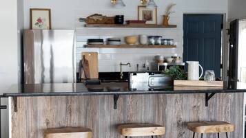 Frigorifero, microonde, piano cottura, lavastoviglie