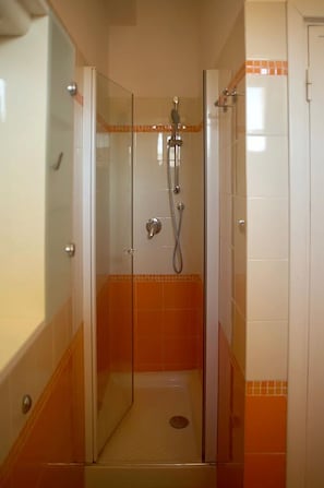 Haartrockner, Handtücher, Seife, Toilettenpapier