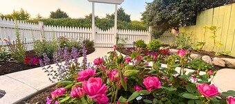 New! Charming Cottage in Seaside Village Walk to Beach,Food,Coffee, Farmers Mkt.