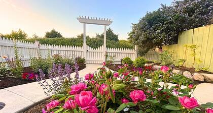 New! Charming Cottage in Seaside Village Walk to Beach,Food,Coffee, Farmers Mkt.