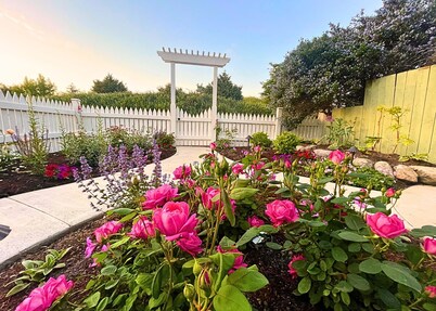 New! Charming Cottage in Seaside Village Walk to Beach,Food,Coffee, Farmers Mkt.