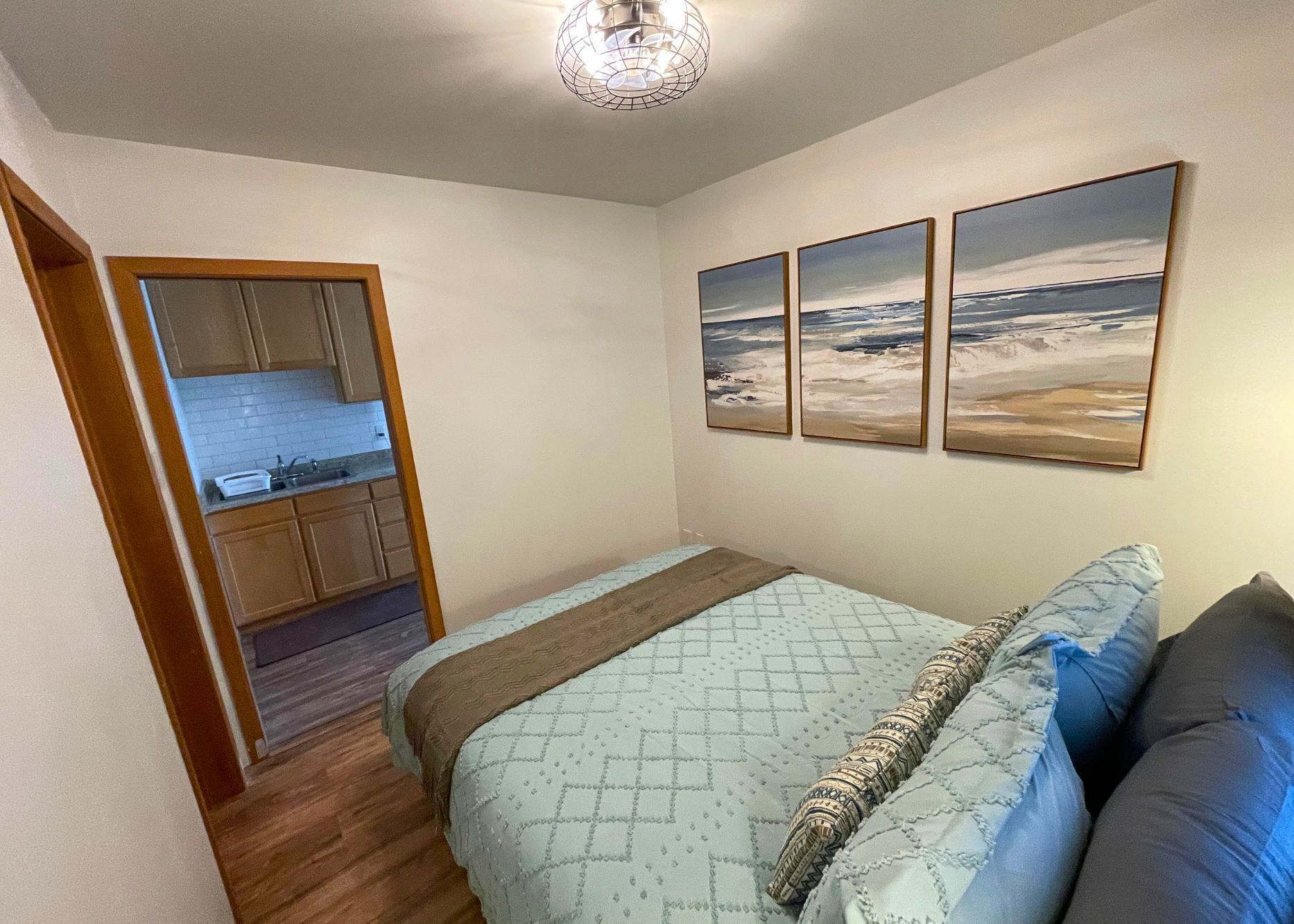 Une chambre avec un lit, un canapé et une vue sur la cuisine.