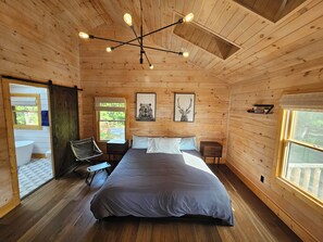 3 bedrooms, desk, iron/ironing board, travel crib - Modern Mountaintop Log Home with Amazing Views! (Broadway)