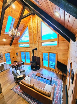 Smart TV, fireplace, books - Modern Mountaintop Log Home with Amazing Views! (Broadway)