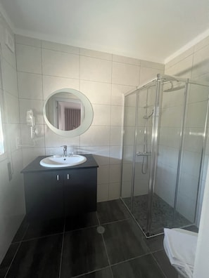Shower, hair dryer, towels, soap - White Guest Fátima (Fátima)