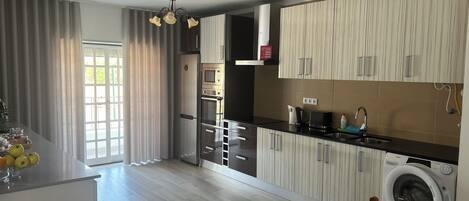 Geladeira, micro-ondas, fogão, cooktop