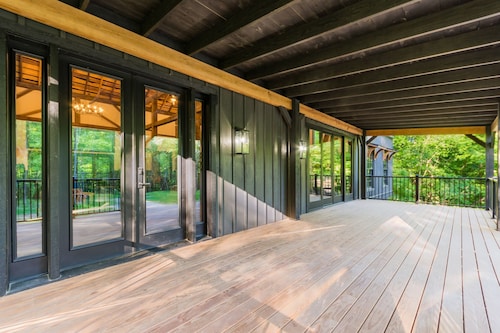 Luxury Barn Retreat near Mohican River