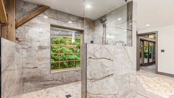 Een douche, handdoeken, zeep, toiletpapier