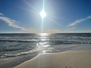 Una playa con olas y un cielo despejado.
