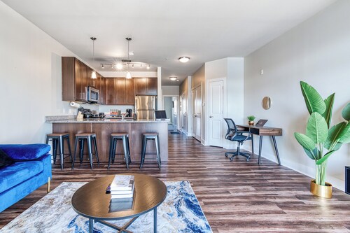 Ayasha River-view King Bed Suite in Keystone/Broad-Ripple/Carmel