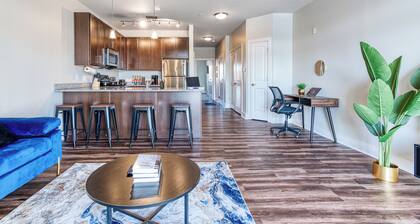 Ayasha River-view King Bed Suite in Keystone/Broad-Ripple/Carmel