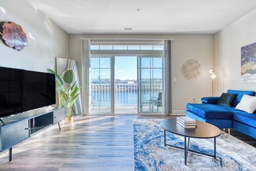 Ayasha River-view King Bed Suite in Keystone/Broad-Ripple/Carmel