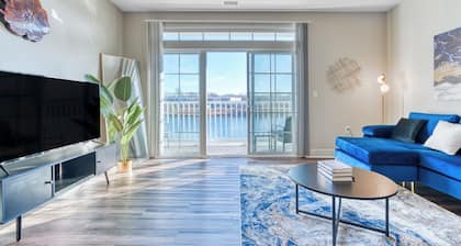 Ayasha River-view King Bed Suite in Keystone/Broad-Ripple/Carmel